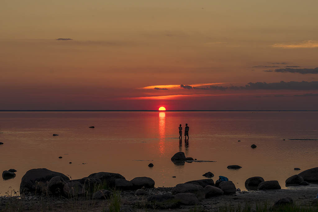 Coppia al tramonto sul Mar Baltico in Estonia