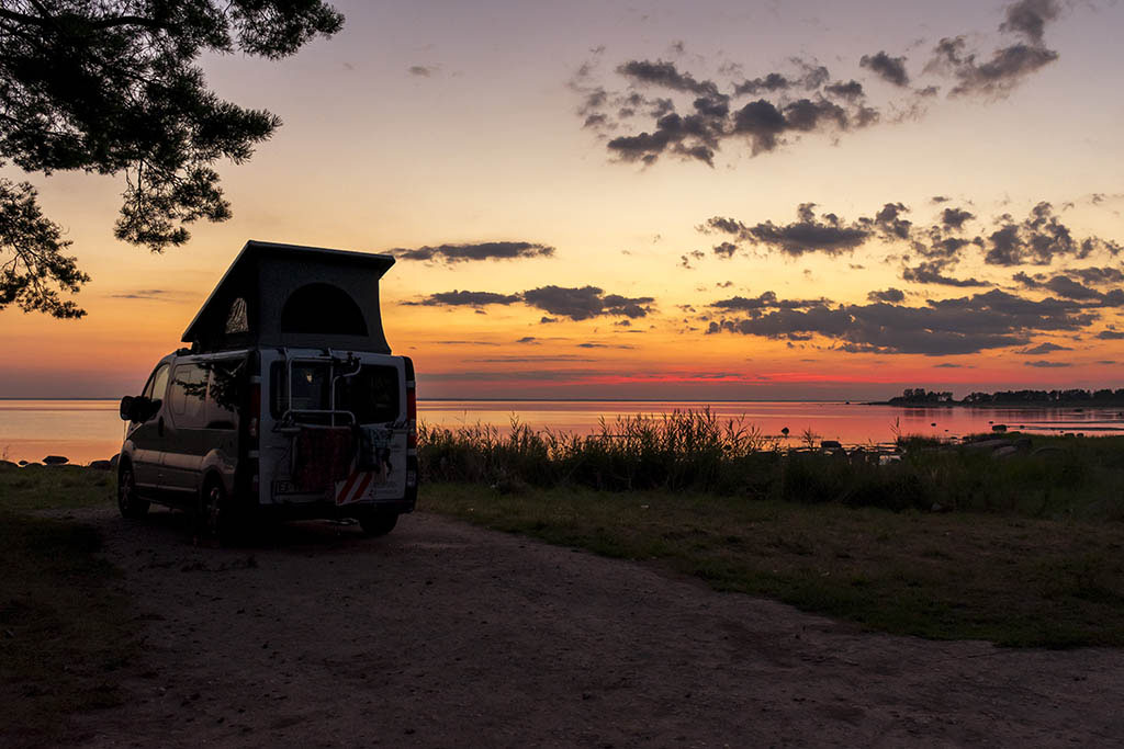 Renault Trafic (van) al tramonto sul mare in Estonia